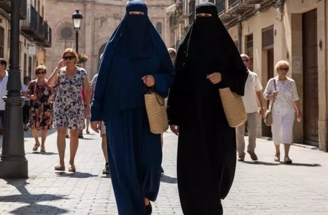 İspanya’da aşırı sağın girişimiyle bazı belediyelerde burka ve peçe yasaklandı