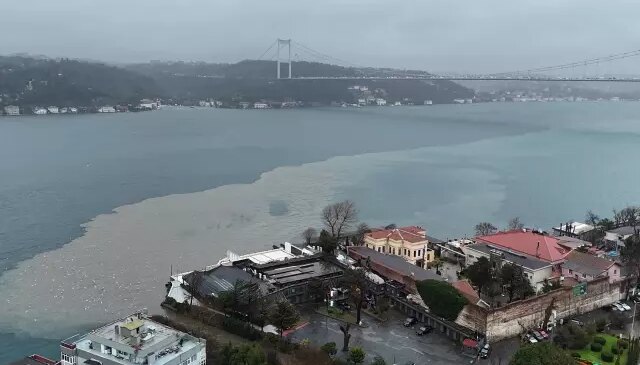 İstanbul’da kuvvetli yağışın ardından dereden Boğaz’a çamur aktı