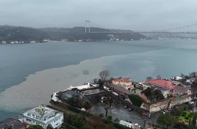 İstanbul’da kuvvetli yağışın ardından dereden Boğaz’a çamur aktı