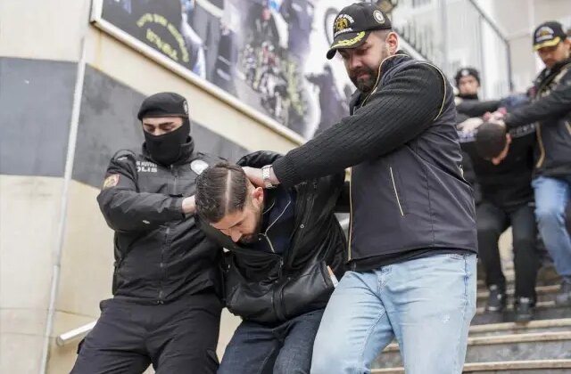 İstanbul merkezli suç örgütlerine yönelik operasyonda yakalanan 41 zanlı adliyede