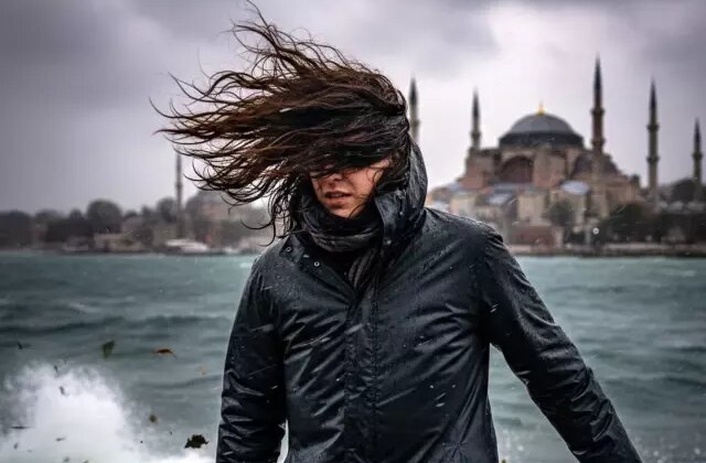 İstanbul Valiliğinden akşam saatleri için fırtına uyarısı