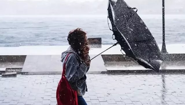 İstanbul Valiliğinden kuvvetli rüzgar ve fırtına uyarısı