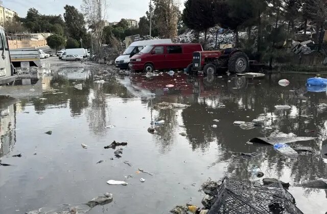 İzmir Buca’da şantiyedeki çöpler yağmur sularıyla yola dağıldı