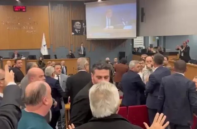 İzmir Büyükşehir Meclisi de karıştı, oturum tatil edildi