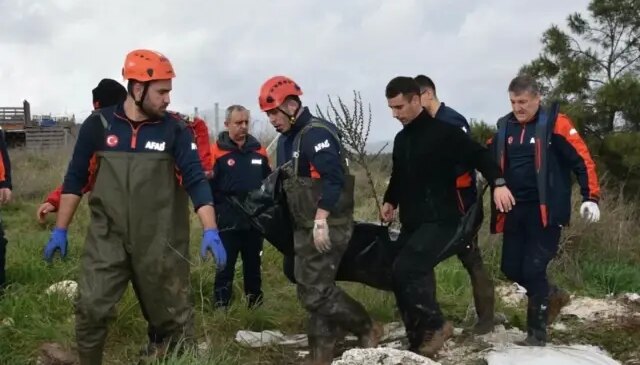 Dere üzerindeki köprüden geçen otomobil sele kapıldı: 2 ölü