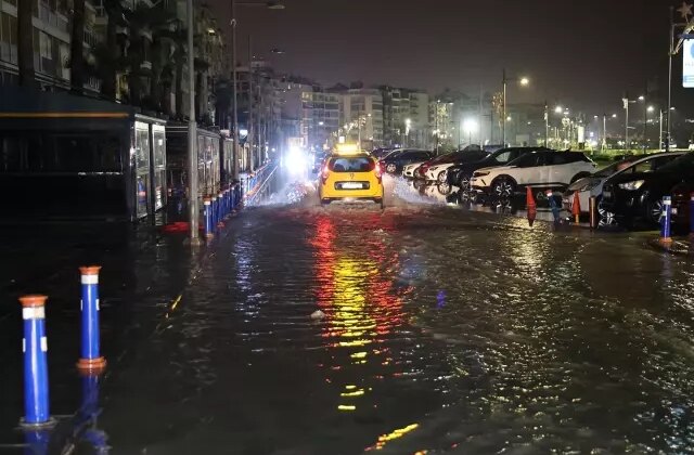 İzmir’de sağanak; cadde ve sokaklar göle döndü