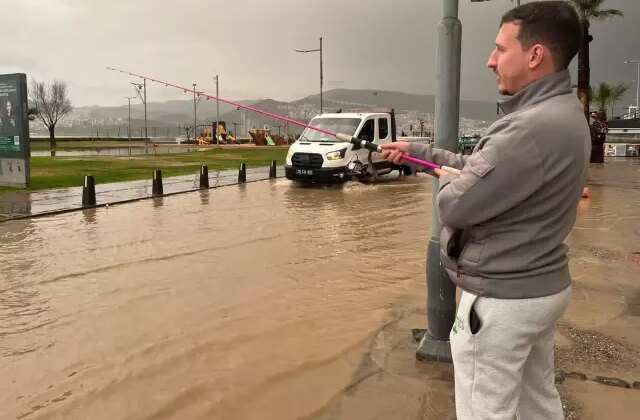 İzmir’de sağanak hayatı felç etti, oltasını kapan göle dönen yola attı