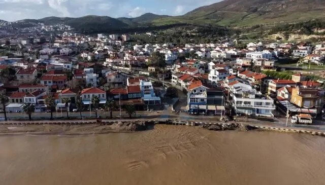 İzmir Foça’da sağanak; dereler taştı, denizin rengi değişti