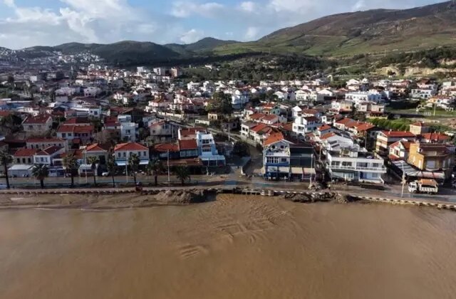 İzmir Foça’da sağanak; dereler taştı, denizin rengi değişti