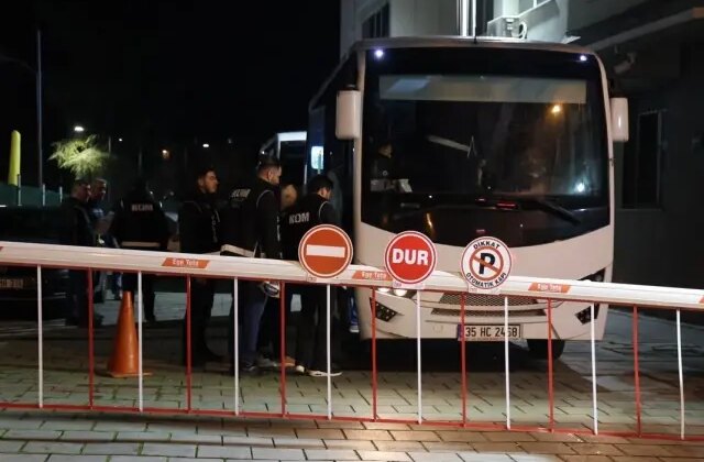 İzmir’in Buca Belediyesi’ne operasyon: 26 şüpheli adliyede