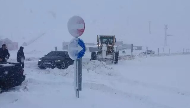 Kahramanmaraş’ta kar ve tipi ulaşımı felç etti