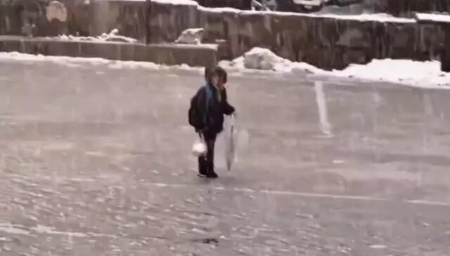 Kar altında İstiklal Marşı’nı okuyan çocuk yürekleri ısıttı