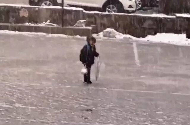 Kar altında İstiklal Marşı’nı okuyan çocuk yürekleri ısıttı