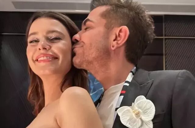 Kenan Doğulu’dan Beren Saat’e sahnede aşk dolu kutlama