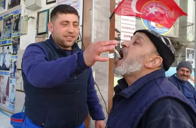 Günler sonra tezgahta görünce dayanamadı, çiğ çiğ ağzına attı