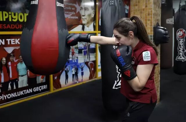 Kilo vermek için eldiven taktı, Avrupa şampiyonu oldu