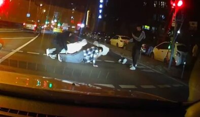Yola atlayıp yaptıkları akılalmaz! Hem de en işlek caddelerden birinde