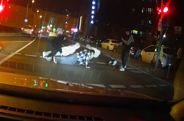 Yola atlayıp yaptıkları akılalmaz! Hem de en işlek caddelerden birinde