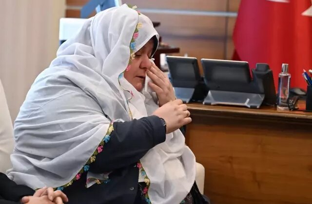 Kıyafeti nedeniyle hedef alınan Mihalgazi Belediye Başkanı Zeynep Güneş en çok üzen cümle! Gözyaşlarını tutamadı