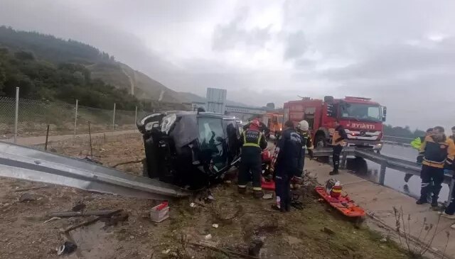 Kontrolden çıkan araç bariyere çarptı: 2 ölü