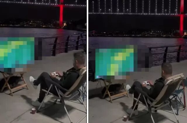 Köprü ve boğaz manzarasına karşı konsol oynadı