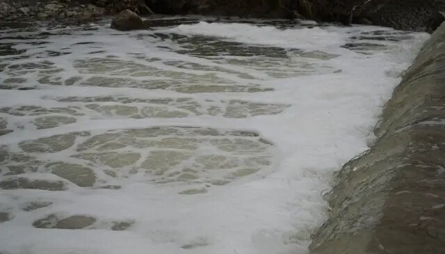 Köpüren dereden yayılan ağır koku vatandaşları tedirgin etti