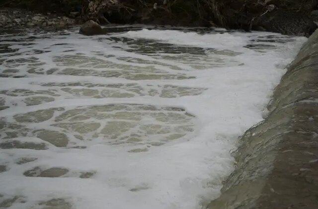 Köpüren dereden yayılan ağır koku vatandaşları tedirgin etti