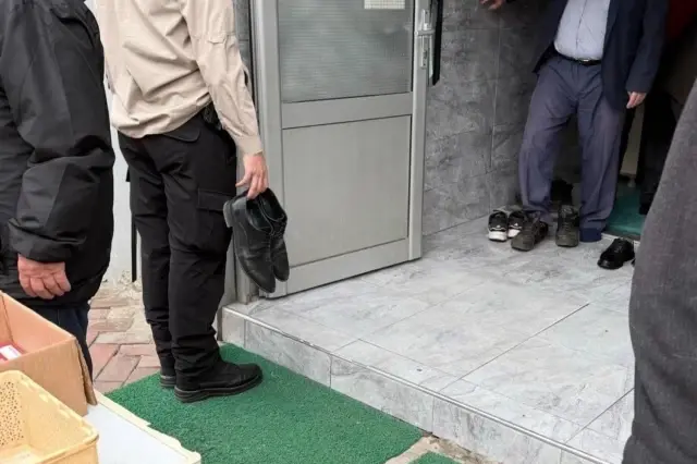 koruma polisine ayakkabilarini tutturan kaymakam 19585734 4321 o