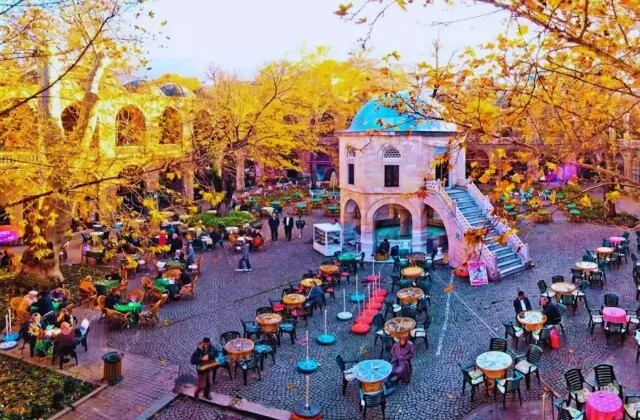 Koza Han’daki masa-sandalye krizine yargı freni! Tahliyeye ‘dur’ kararı