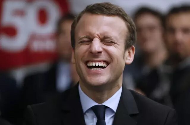 Muhabirle kafa bulmuştu! Bu fotoğraf Macron’u epey zora sokacak