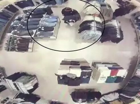 Mağazada alışveriş yaparcasına rahat davranan 118 suç kaydı bulunan şahıs, kabinde alarmları sökerken yakalandı