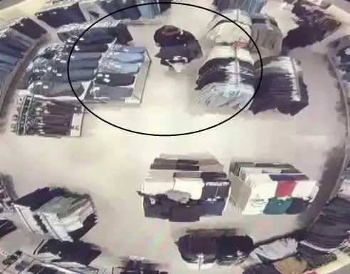 Mağazada alışveriş yaparcasına rahat davranan 118 suç kaydı bulunan şahıs, kabinde alarmları sökerken yakalandı