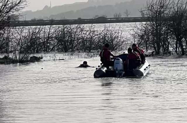 Manisa’da gölet kenarında kaybolan genç aranıyor