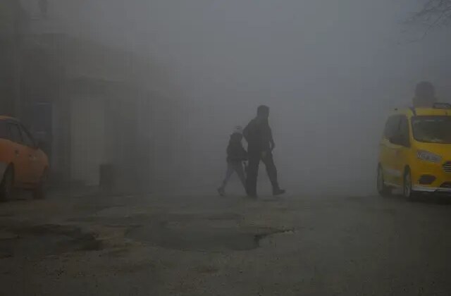 Öğlen saatinde hava bir anda karardı, kimse birbirini göremedi