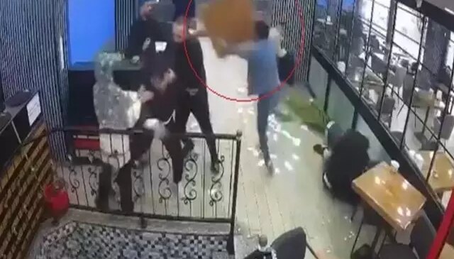 Masa ve sandalyelerle birbirlerine saldırdılar, aralarında para toplayıp masrafı ödeyince serbest kaldılar