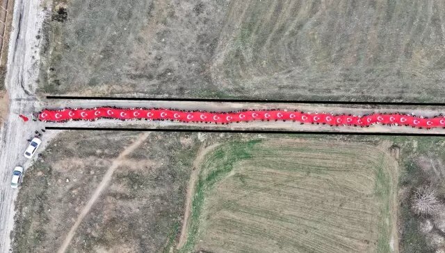 Mest eden görüntü: 150 metrelik Türk bayrağıyla okula giriş yaptılar