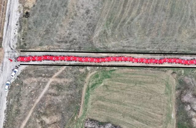 Mest eden görüntü: 150 metrelik Türk bayrağıyla okula giriş yaptılar