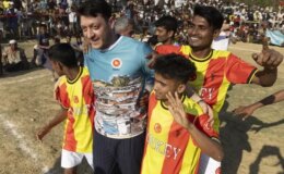 Mesut Özil, Arakanlı Müslümanlarla maç yaptı