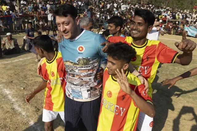 mesut ozil arakanli muslumanlarla mac yapti 19584316 2255 o