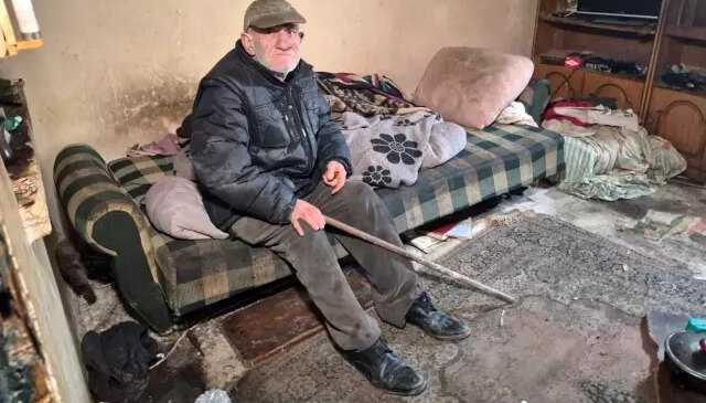 Metruk evde yalnız yaşayan yaşlı adam yaşam mücadelesi veriyor