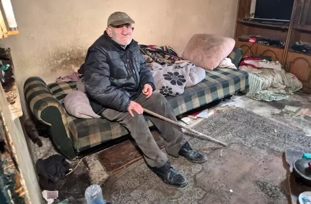 Metruk evde yalnız yaşayan yaşlı adam yaşam mücadelesi veriyor