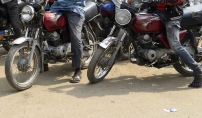 Motosikletlerle bastıkları köyde onlarca kişiyi katlettiler