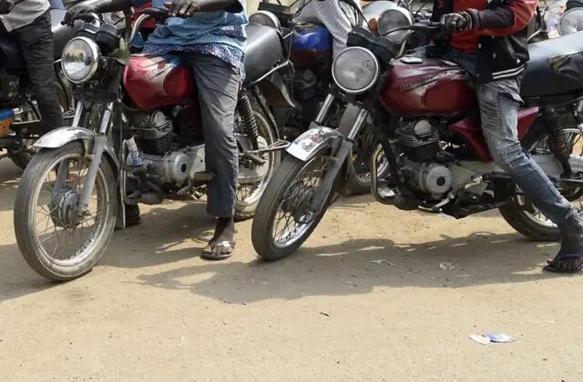 Motosikletlerle bastıkları köyde onlarca kişiyi katlettiler