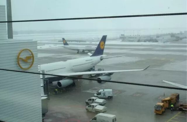 Münih’te havacılık skandalı: 500 yolcu uçaklarda rehin kaldı