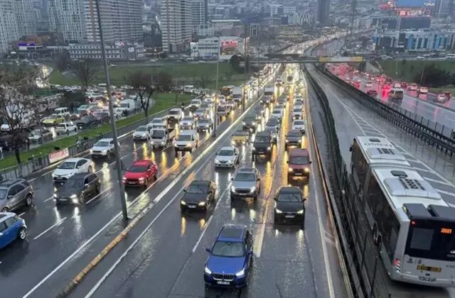 Okullar açıldı, İstanbul’da trafik yoğunluğu yüzde 70’i aştı