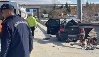 Otomobil bariyerlere ok gibi saplandı: Anne ve baba öldü, 3 yaşındaki çocukları yaralandı