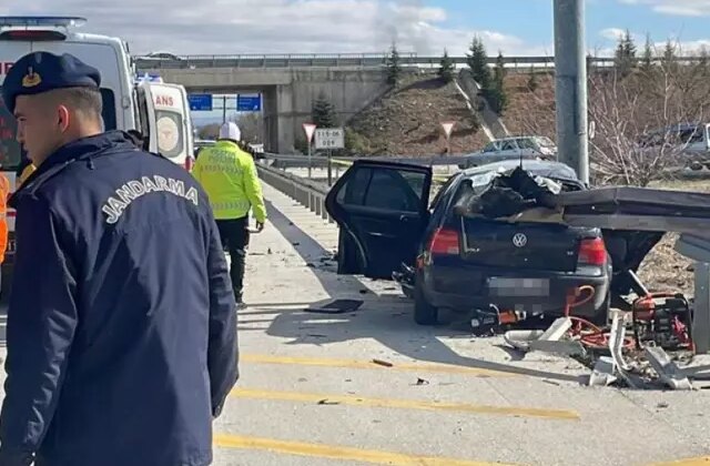 Otomobil bariyerlere ok gibi saplandı: Anne ve baba öldü, 3 yaşındaki çocukları yaralandı