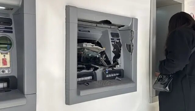 Ne yaptıysa olmadı, para çekemeyince ATM’ye saldırdı