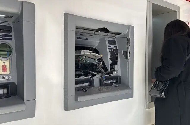 Ne yaptıysa olmadı, para çekemeyince ATM’ye saldırdı