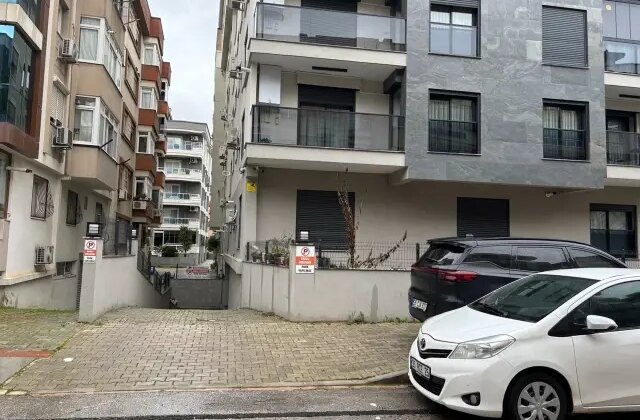 Polis gibi giyinen şüpheli, sokakta tartıştığı kişiyi tabancayla vurdu